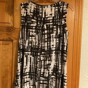Simply Vera Wang sleeveless shirt
